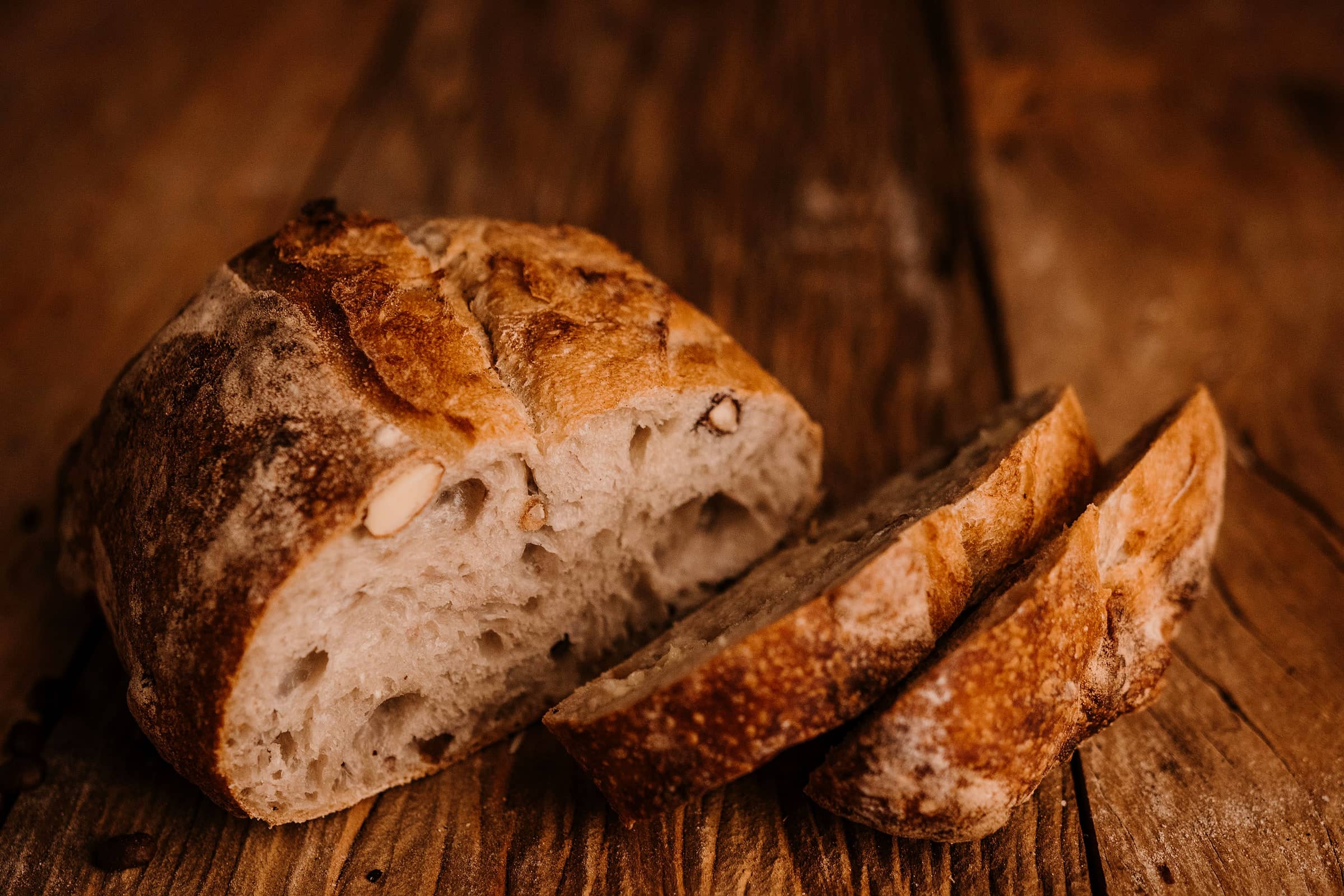 Frisch aufgeschnittenes Brot auf einem Holztisch