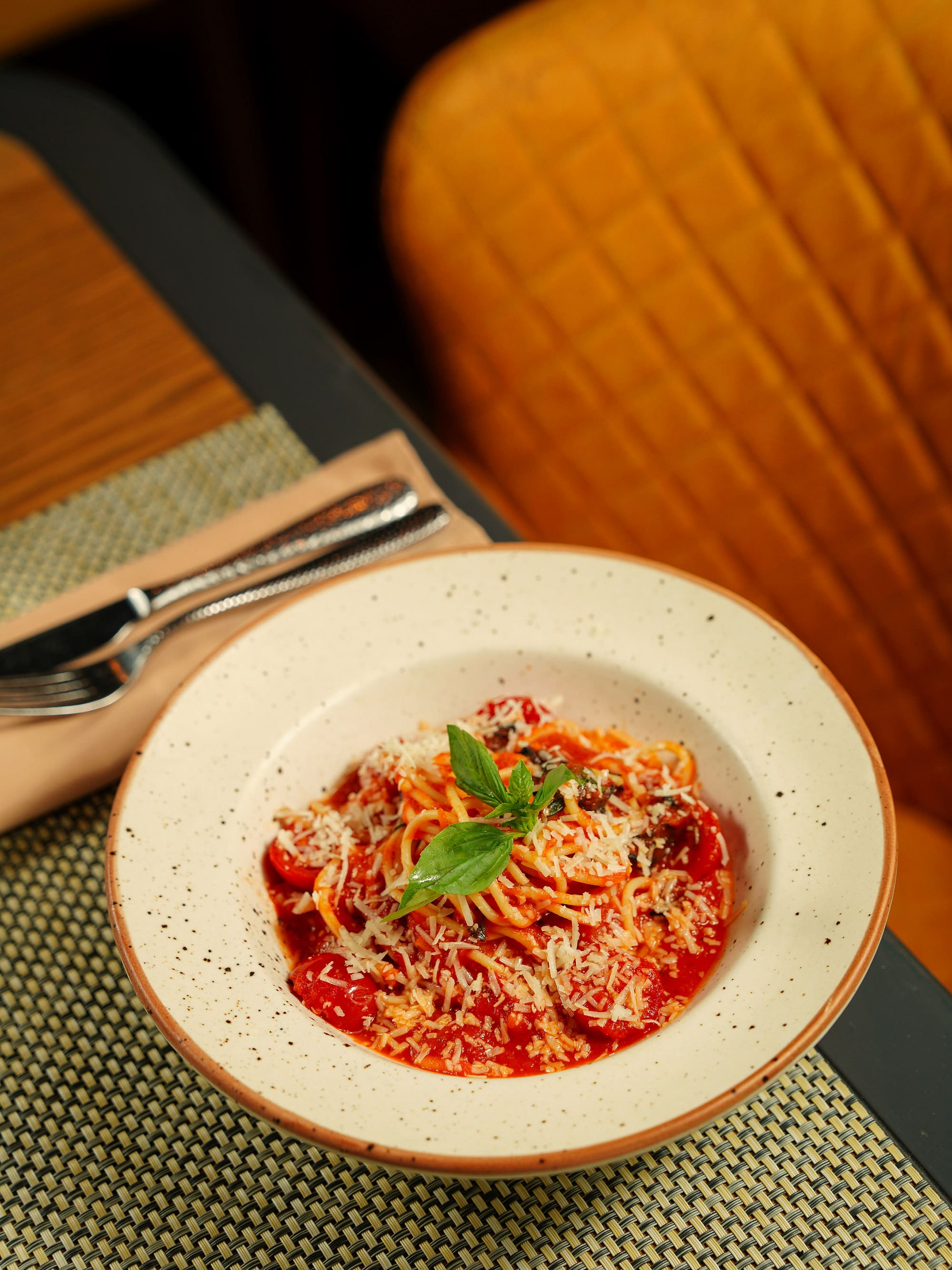 Pasta mit Tomatensauce und Basilikum, am Platz serviert
